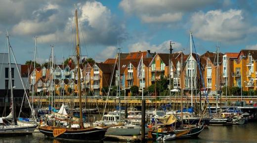 Segelboote und Häuser in Cuxhaven 