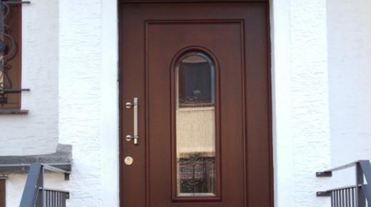 Holz-Haustür mit Rundbogen-Fenster und Briefkastenschlitz 