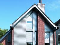 Fassade mit schrägem Rollladen von ROMA