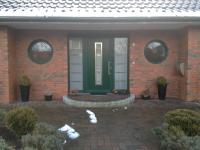 Kunststoff-Haustür in grün mit zwei Glas-Seitenteilen in Bremerhaven 