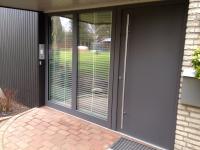 Holz-Aluminium-Haustür in anthrazit mit zwei Seitenteilen auf der linken Seite 