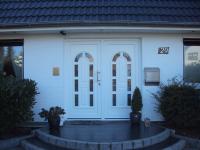 Haustür in weiß mit acht im Rundbogen angeordneten Lichtausschnitten und gespiegeltem Seitenteil