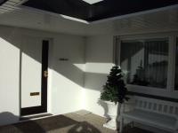 Haustür in weiß und schwarz und weiße/schwarzes Vordach