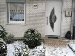 Kunststoff-Haustür in weiß mit zwei abgerundeten Lichtausschnitten 