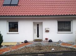 Kunststoff-Haustür mit Lichtausschnitt und Fenster in weiß 