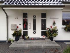 Kunststoff-Haustür in weiß mit drei Lichtausschnitten mit zwei Seitenteilen mit drei Lichtausschnitten 