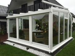 Wintergarten in weiß mit Holztisch