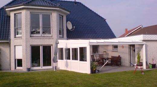 Terrassenüberdachung in weiß mit Seitenwand 