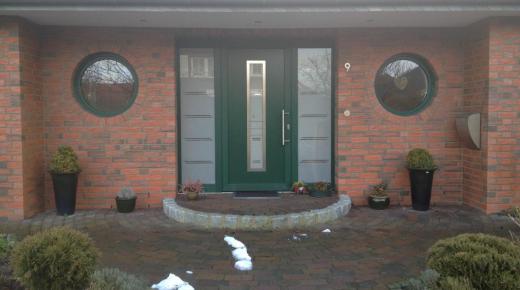 Kunststoff-Haustür in grün mit zwei Glas-Seitenteilen in Bremerhaven