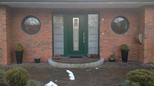 Kunststoff-Haustür in grün mit zwei Glas-Seitenteilen in Bremerhaven 