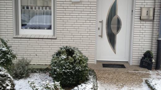 Kunststoff-Haustür in weiß mit zwei abgerundeten Lichtausschnitten