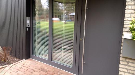 Holz-Aluminium-Haustür in anthrazit mit zwei Seitenteilen auf der linken Seite