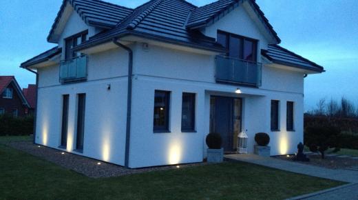 Holz-Aluminium-Haustür mit zwei Seitenteilen bei Einfamilienhaus