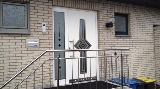 Kunststoff-Haustür in weiß mit fünf Milchglas-Lichtausschnitten und Milchglas-Seitenteil