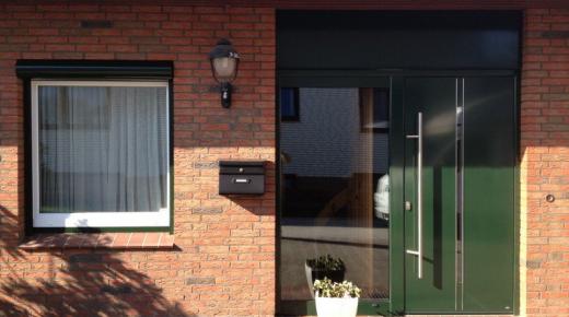 Haustür in grün mit schmalem Lichtausschnitt und Glas-Seitenteil
