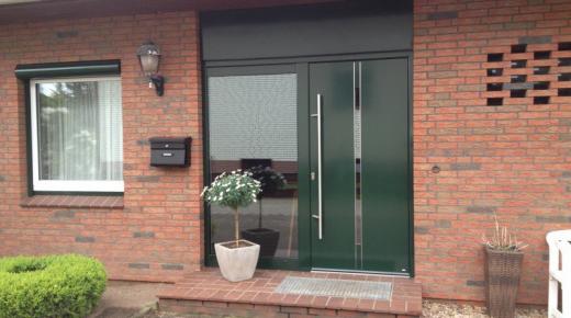 Haustür in grün mit schmalem Lichtausschnitt und Glas-Seitenteil