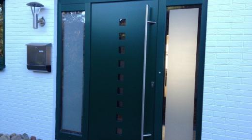 Haustür in grün mit neun Lichtausschnitten und zwei Milchglas-Seitenteilen