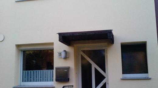 Glas-Haustür mit vier Abteilen und weißem Rahmen