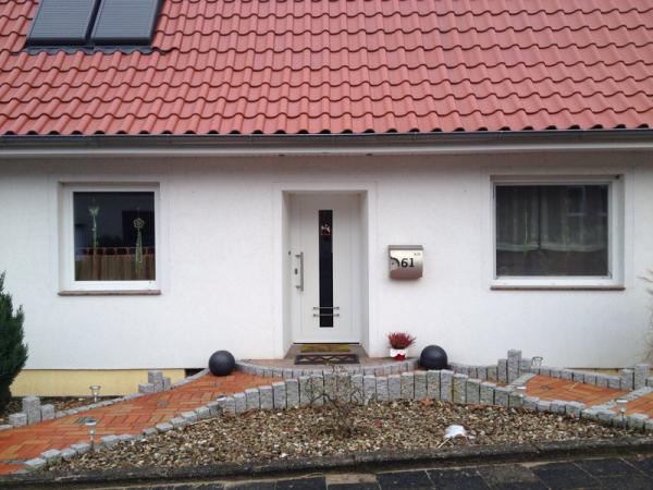 Kunststoff-Haustür mit Lichtausschnitt und Fenster in weiß 