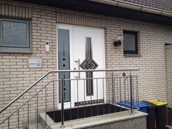 Kunststoff-Haustür in weiß mit fünf Milchglas-Lichtausschnitten  und Milchglas-Seitenteil 