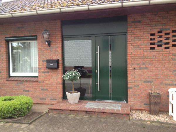 Haustür in grün mit schmalem Lichtausschnitt und Glas-Seitenteil 