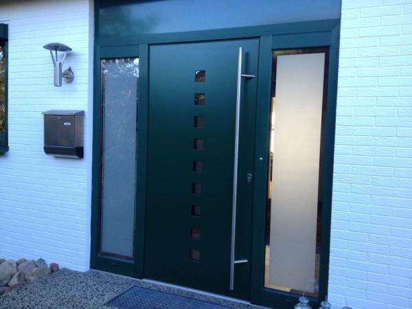 Haustür in grün mit neun Lichtausschnitten und zwei Milchglas-Seitenteilen 