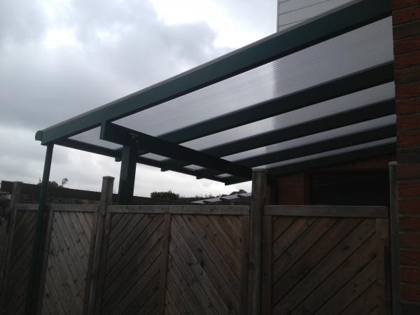 Terrassenüberdachung in anthrazit und Glas-Dach 