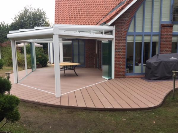Wintergarten in weiß mit Falt-Schiebetüren 