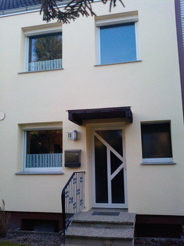 Glas-Haustür mit vier Abteilen und weißem Rahmen 
