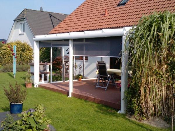 Terrassenüberdachung in weiß mit Glasdach und schwarzen Markisen