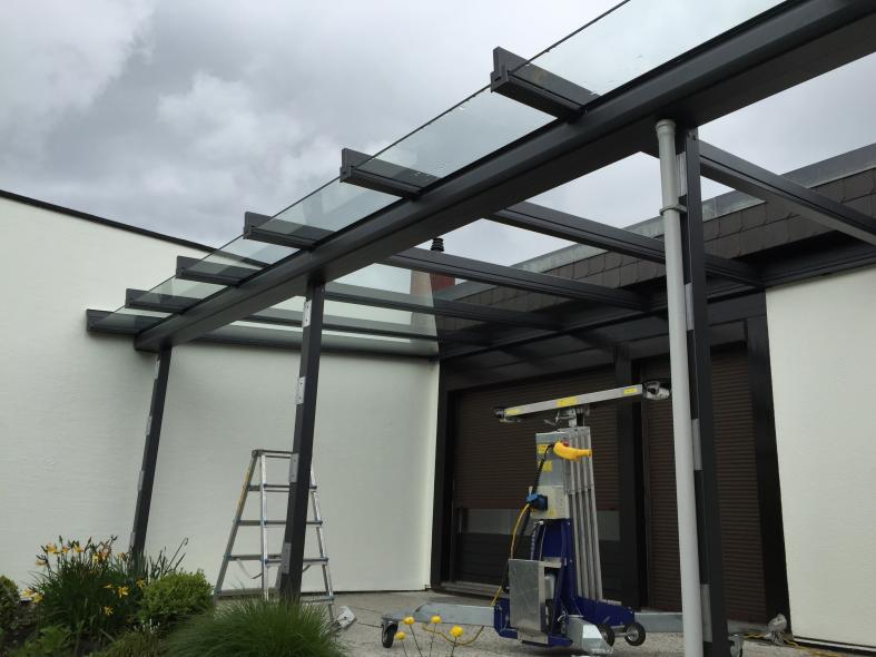 Terrasse in anthrazit mit Glas-Überdachung und Markise 