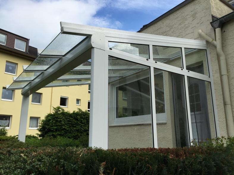 Alu-Terrasse mit Glas-Überdachung in weiß 