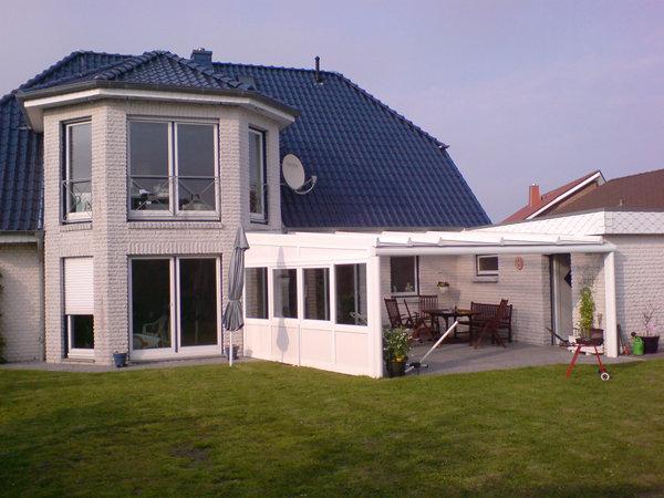 Terrassenüberdachung in weiß mit Seitenwand