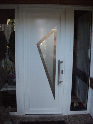 Haustür in weiß mit dreieckigem Milchglas-Lichtausschnitt und Glas-Seitenteil 
