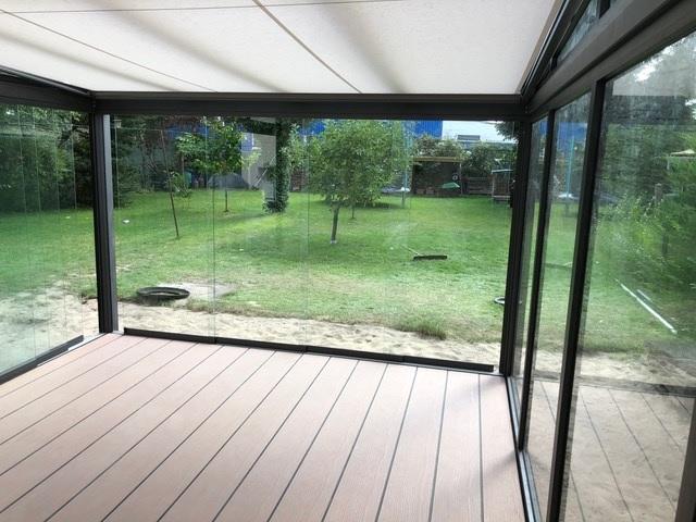 Glas-Wintergarten in anthrazit mit Markise