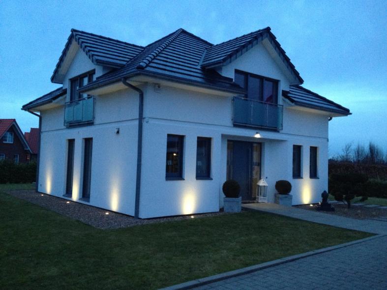 Holz-Aluminium-Haustür mit zwei Seitenteilen bei Einfamilienhaus