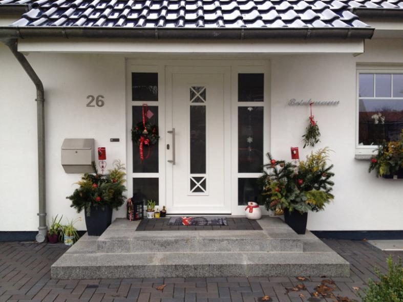 Kunststoff-Haustür in weiß mit drei Lichtausschnitten mit zwei Seitenteilen mit drei Lichtausschnitten 