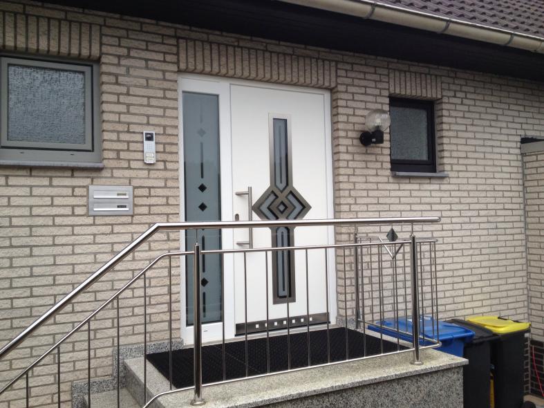 Kunststoff-Haustür in weiß mit fünf Milchglas-Lichtausschnitten  und Milchglas-Seitenteil 