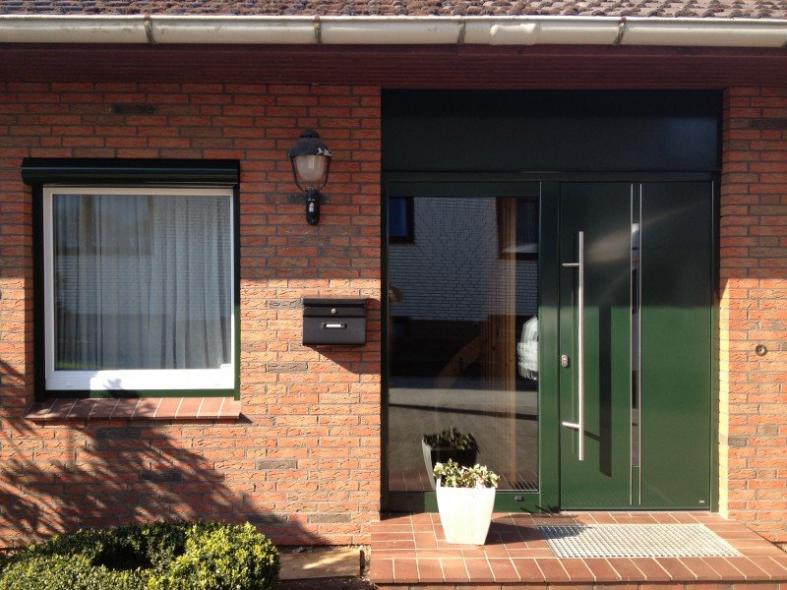 Haustür in grün mit schmalem Lichtausschnitt und Glas-Seitenteil 