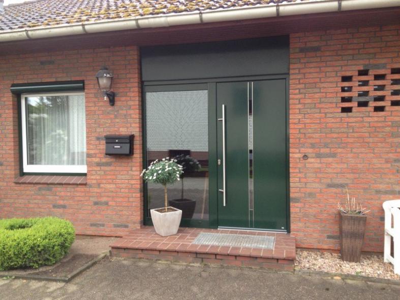 Haustür in grün mit schmalem Lichtausschnitt und Glas-Seitenteil 