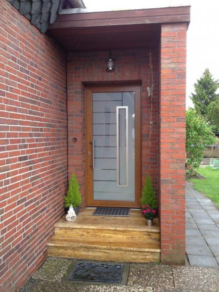 Holzhaustür mit großem Milchglas-Lichtausschnitt 