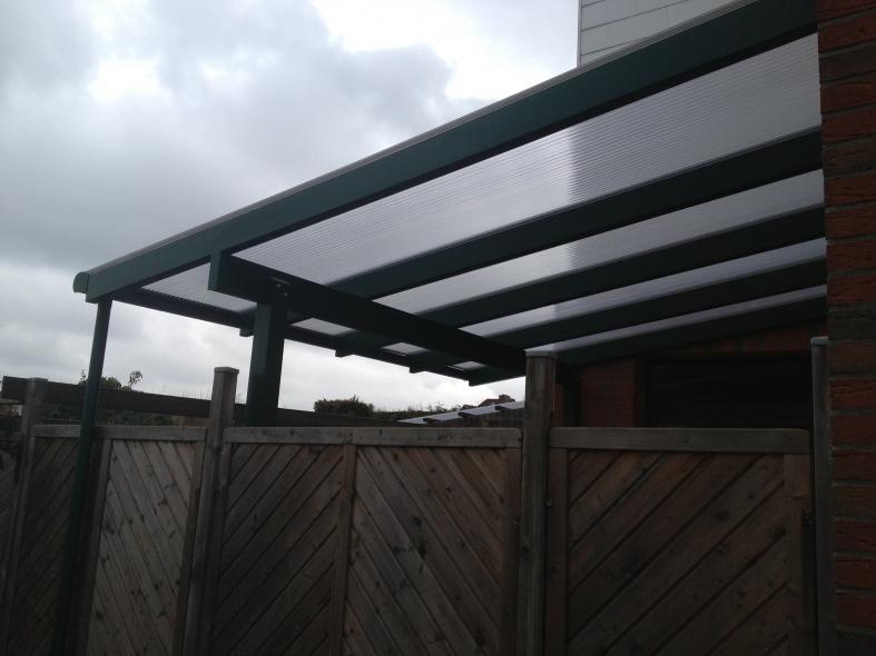 Terrassenüberdachung in anthrazit und Glas-Dach 