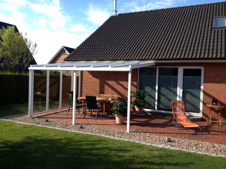 Terrassenüberdachung in weiß mit Glas-Seite