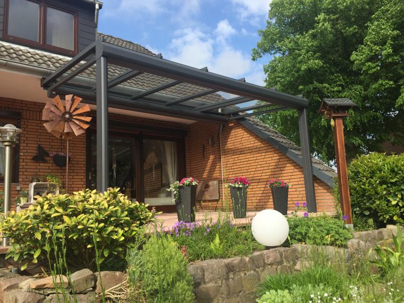 Terrassenüberdachung in anthrazit und Glasdach 