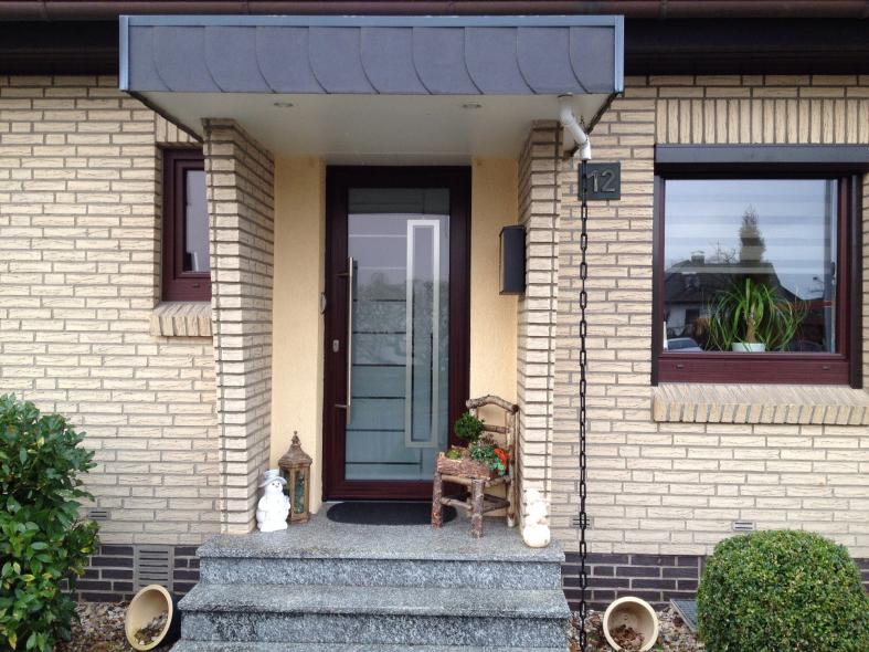 Holz-Haustür mit Lichtausschnitt und Holz-Fenster 