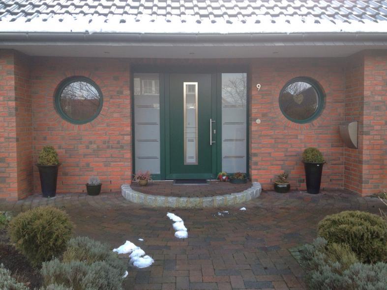 Kunststoff-Haustür in grün mit Milchglas-Lichtausschnitt und zwei Milchglas-Seitenteilen 