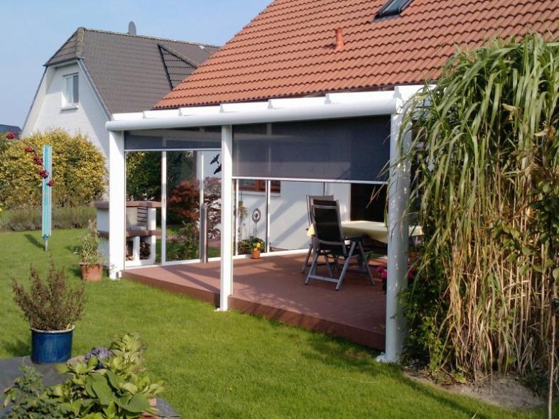Terrassenüberdachung in weiß mit Glasdach und schwarzen Markisen