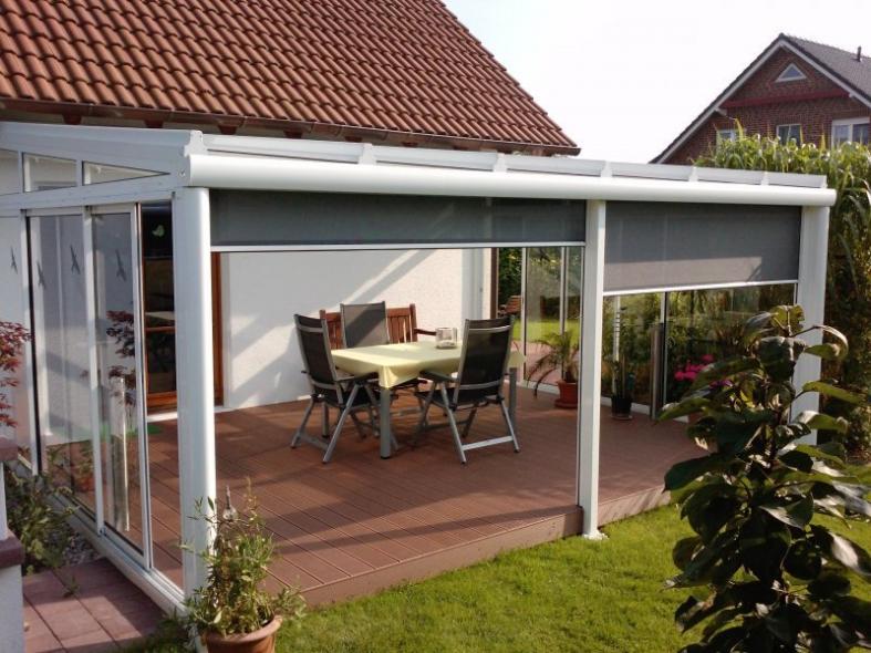 Terrassenüberdachung in weiß mit Glasdach und schwarzen Markisen