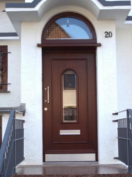Holz-Haustür mit Rundbogen-Fenster und Briefkastenschlitz 